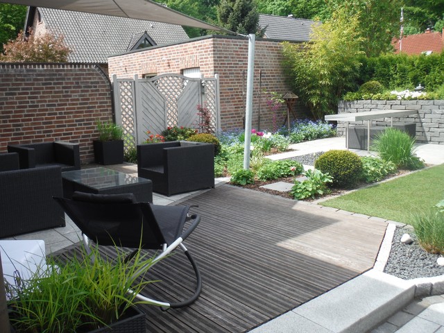 Kleiner Garten mit Wassertisch Modern Garten Hamburg von Gärten