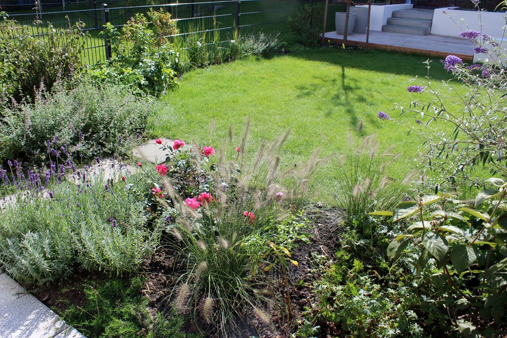 Свежая идея для дизайна: маленький участок и сад в современном стиле для на участке и в саду - отличное фото интерьера
