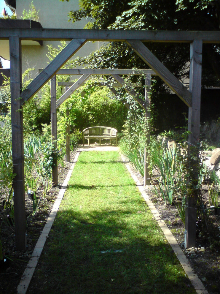 Foto di un ampio giardino country con un ingresso o sentiero