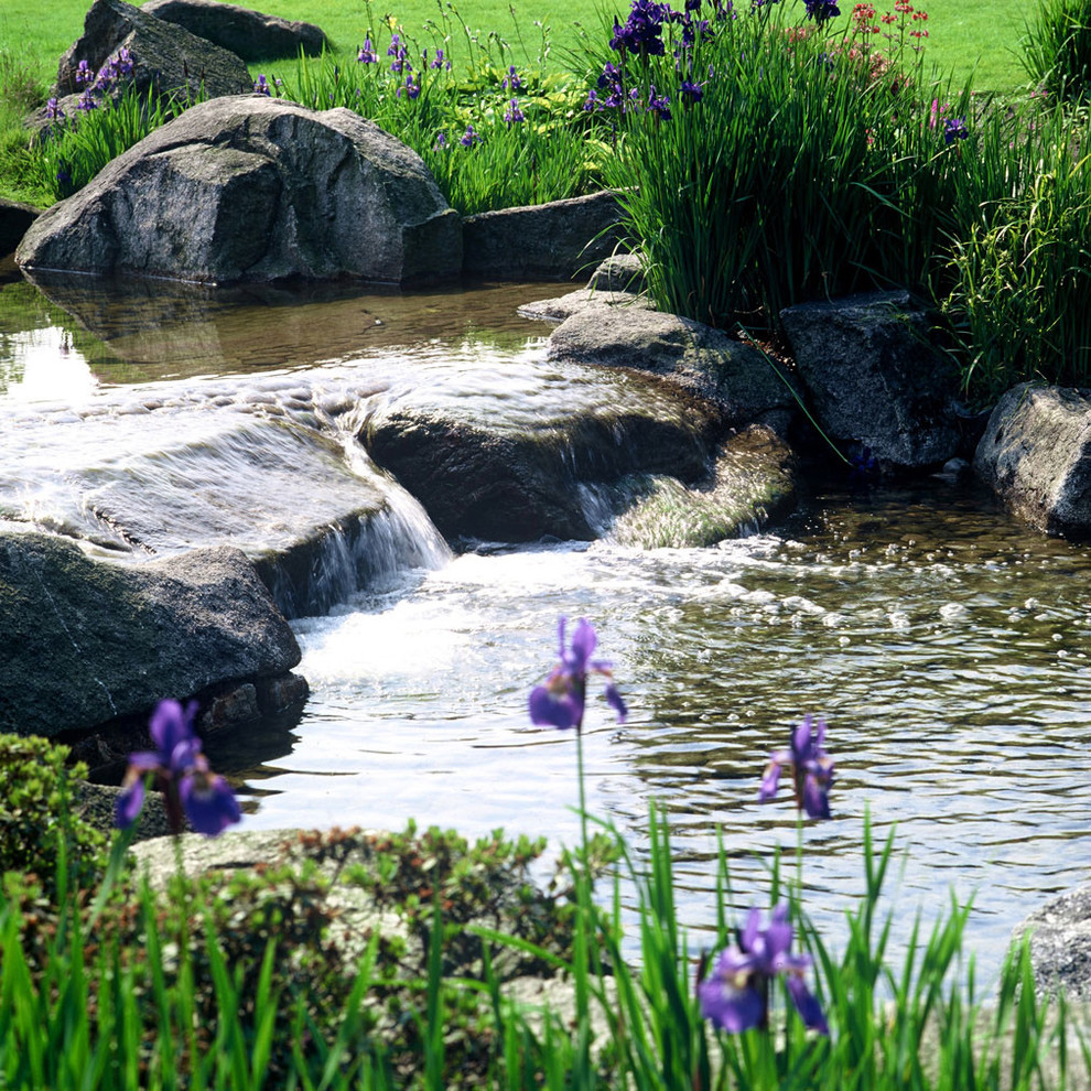 ハンブルクにあるカントリー風のおしゃれな庭の噴水の写真