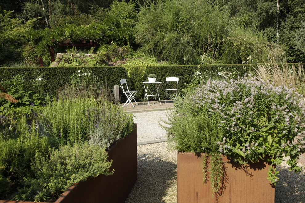 Landhausgarten mit Boulebahn und Pool Farmhouse Landscape Other