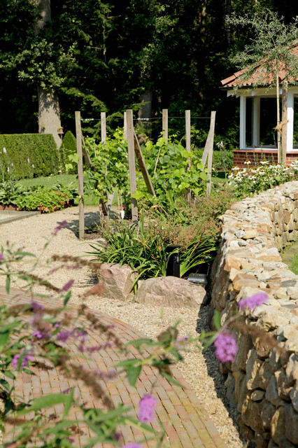 Landhausgarten mit Boulebahn und Pool Country Garden Other by