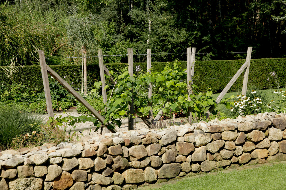 Landhausgarten mit Boulebahn und Pool Farmhouse Landscape Other