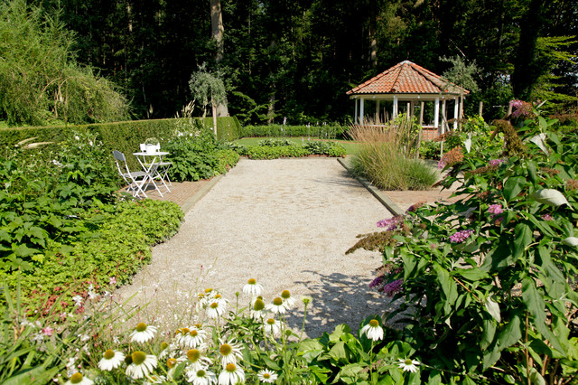 Landhausgarten mit Boulebahn und Pool Landhausstil Garten
