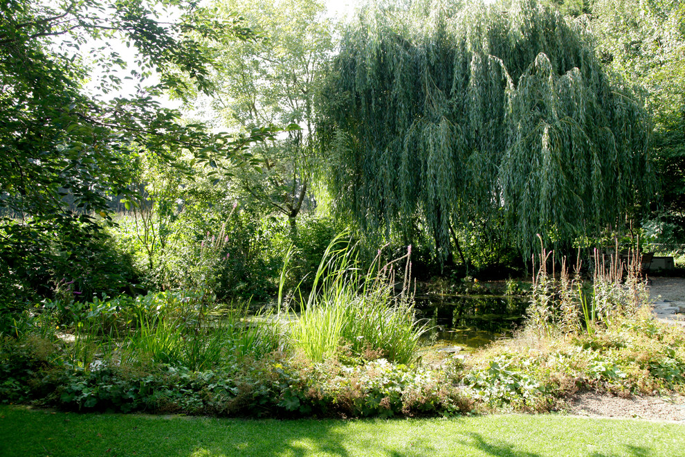 Landhausgarten mit Boulebahn und Pool Farmhouse Landscape Other