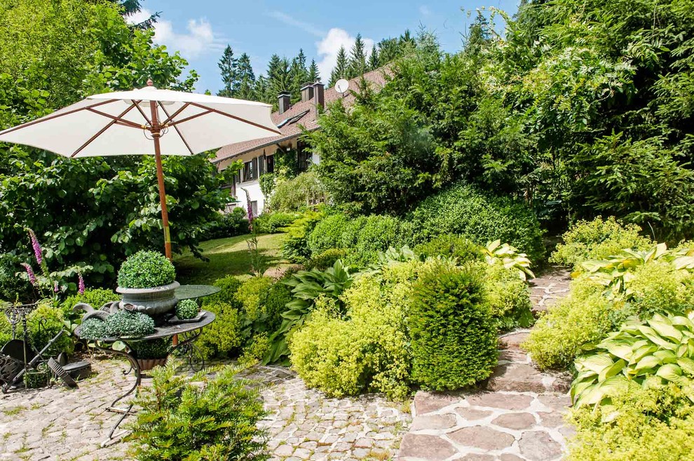 Esempio di un grande giardino country esposto a mezz'ombra in estate con un pendio, una collina o una riva, un ingresso o sentiero e pavimentazioni in pietra naturale