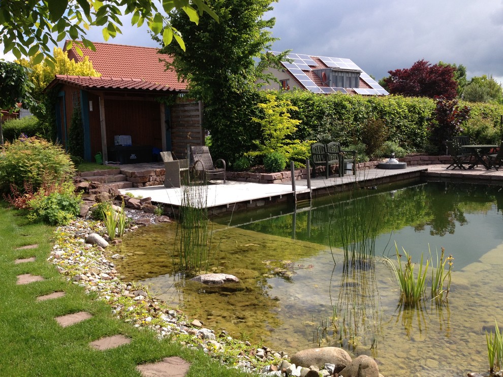 На фото: солнечный сад с прудом среднего размера на заднем дворе в стиле кантри с хорошей освещенностью