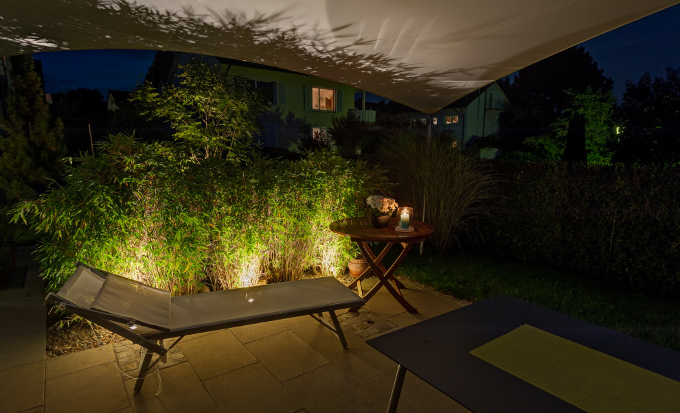 Modelo de jardín actual de tamaño medio en verano en patio lateral con privacidad