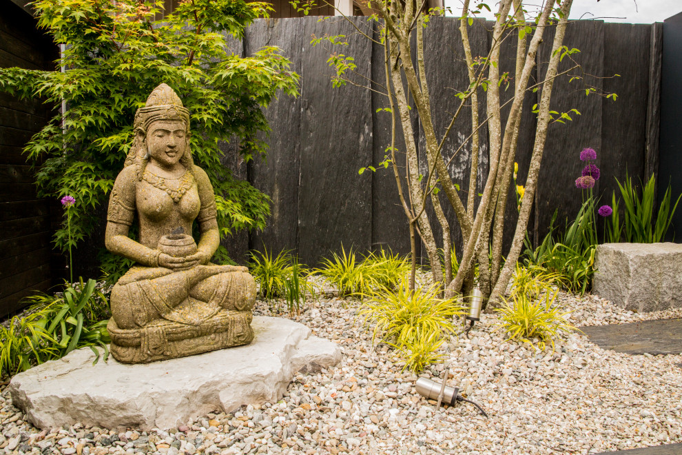 Immagine di un privacy in giardino etnico esposto in pieno sole di medie dimensioni e in cortile con pavimentazioni in pietra naturale