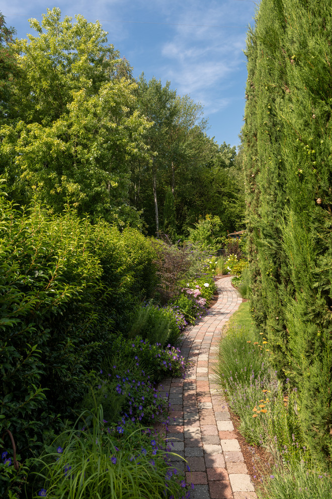 Esempio di un giardino chic con un ingresso o sentiero e pavimentazioni in mattoni