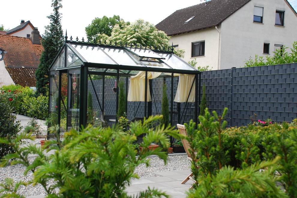 フランクフルトにある高級な広い、夏のコンテンポラリースタイルのおしゃれな裏庭 (ゼリスケープ、壁面緑化、日向、砂利舗装) の写真