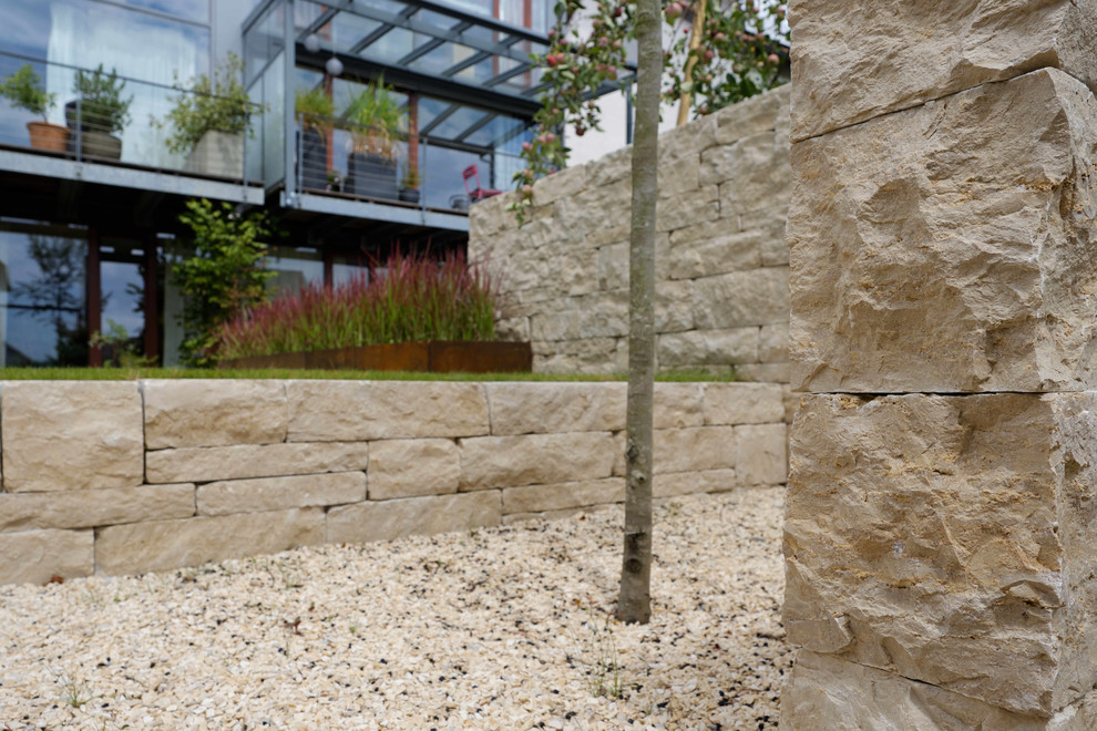 Große, Halbschattige Moderne Gartenmauer im Sommer, hinter dem Haus mit Natursteinplatten in Stuttgart