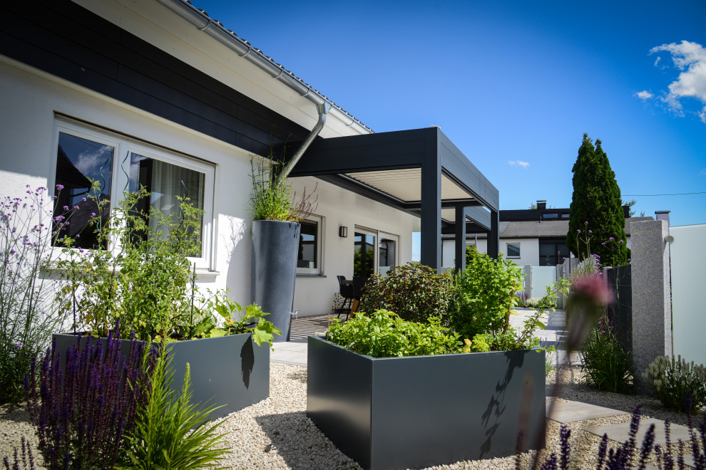 Moderner Garten mit Sichtschutz und Pergola mit Lamellendach