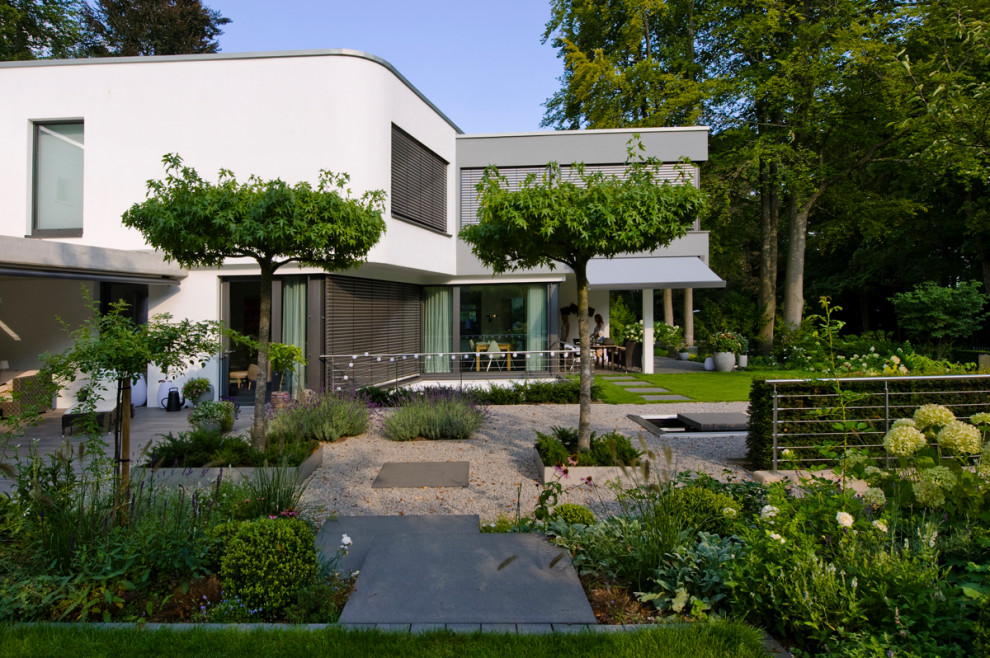 Inspiration for a large contemporary landscaping in Frankfurt for fall.