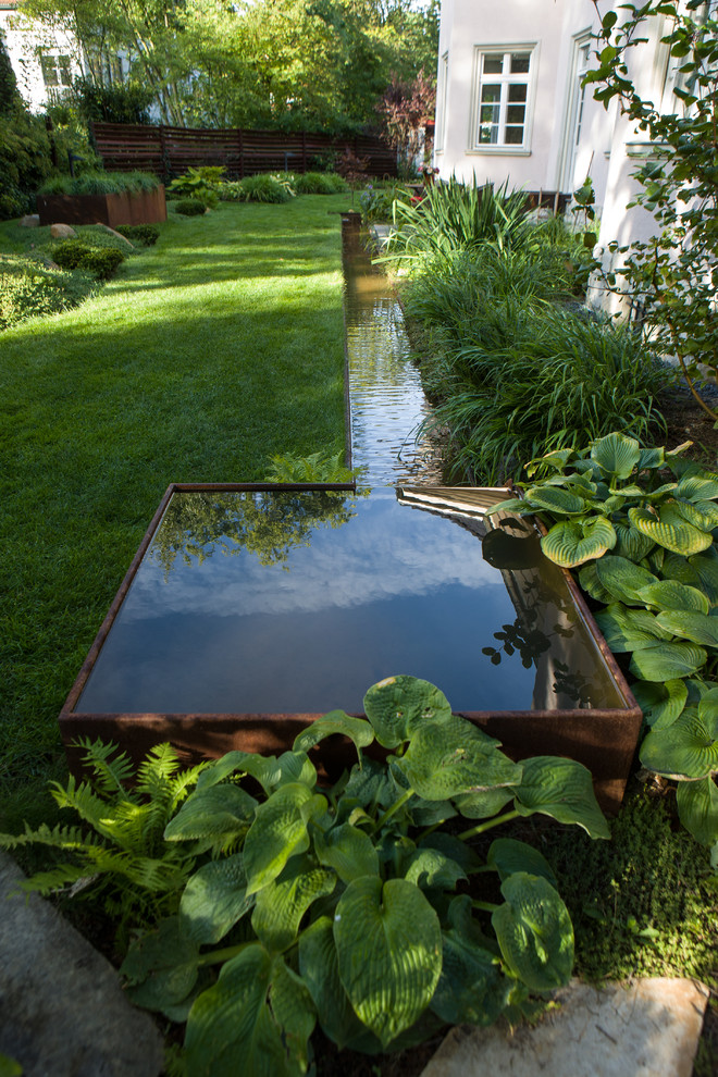 Idéer för funkis trädgårdar i delvis sol, med en fontän