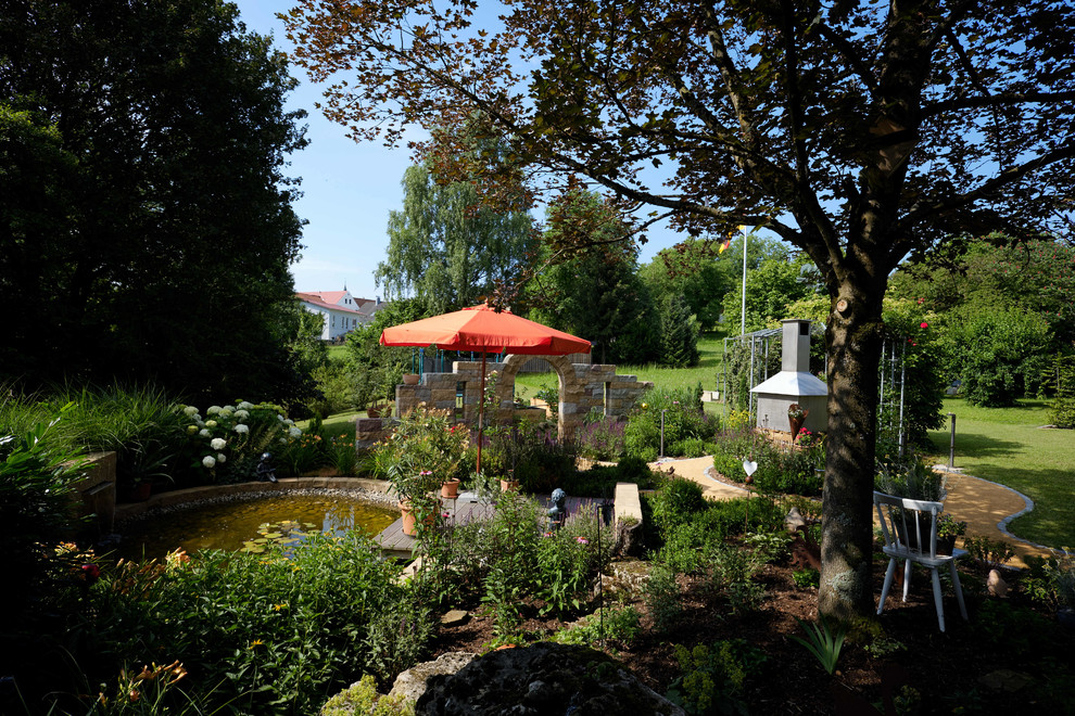 Halbschattiger, Mittelgroßer Moderner Gartenweg im Sommer, hinter dem Haus mit Natursteinplatten in Stuttgart