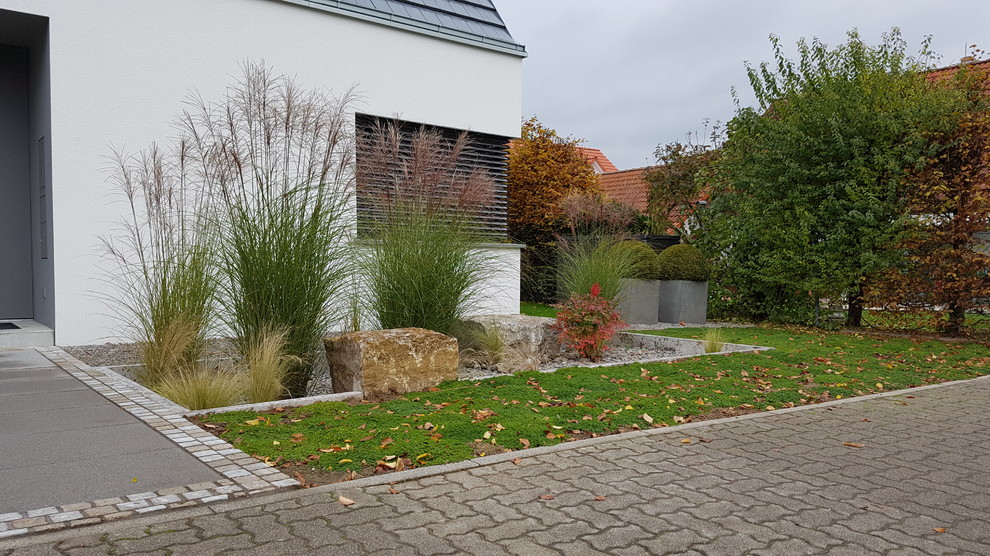 フランクフルトにあるお手頃価格の中くらいな、秋のコンテンポラリースタイルのおしゃれな庭 (庭への小道、日向、砂利舗装) の写真