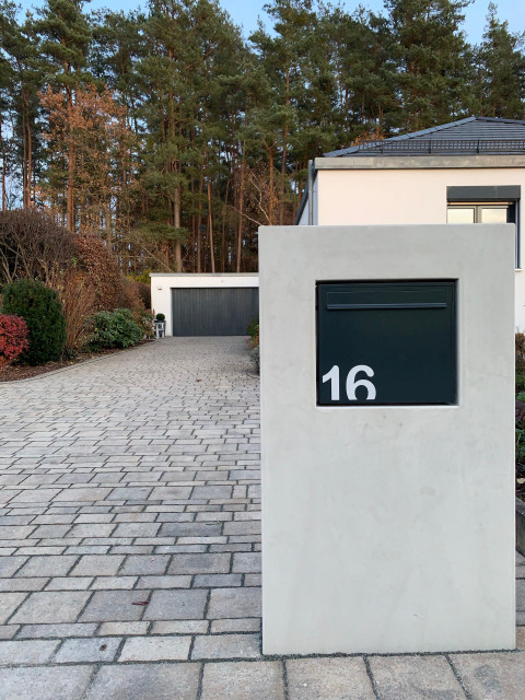 Neugestaltung der Aussenanlagen - Einfahrt - Gartenzaun - Briefkasten -  Modern - Garten - Nürnberg - von ROOMARTS - INNEN⎪ARCHITEKTEN⎪INGENIEURE |  Houzz
