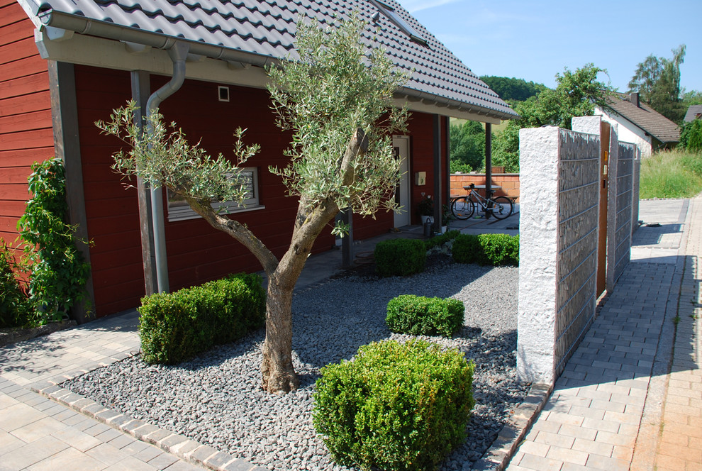 Идея дизайна: маленький летний участок и сад на переднем дворе в современном стиле с полуденной тенью и покрытием из каменной брусчатки для на участке и в саду