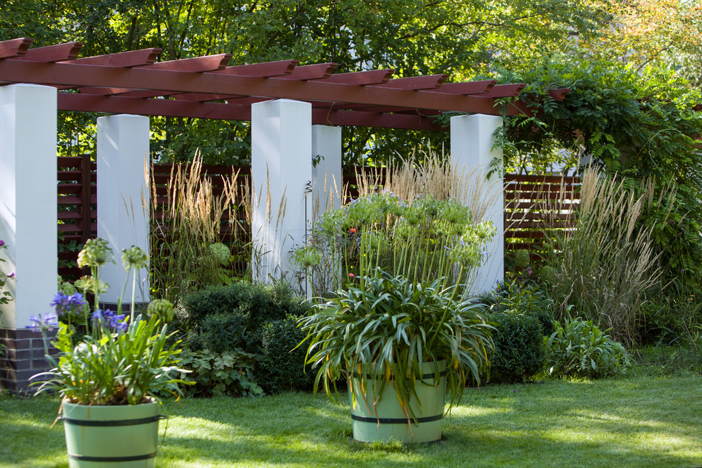 Pflanzen in großen Kübeln in Gartenecke Contemporary Landscape