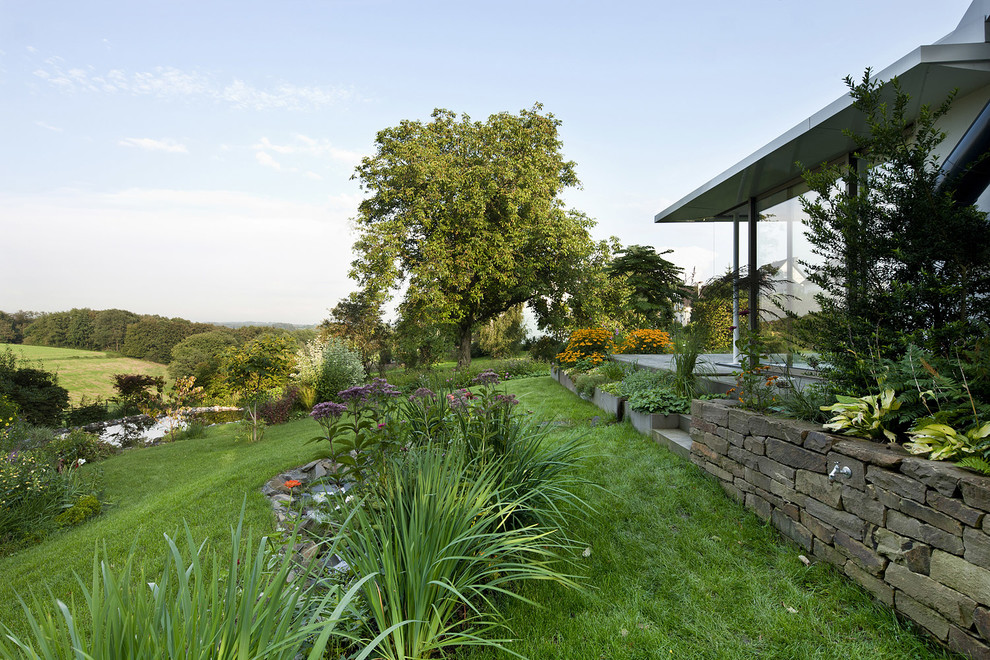Idee per un giardino stile rurale in primavera con un pendio, una collina o una riva e pavimentazioni in pietra naturale