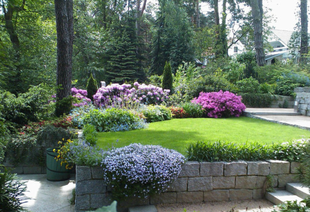 Modelo de jardín clásico con muro de contención, exposición parcial al sol y adoquines de piedra natural