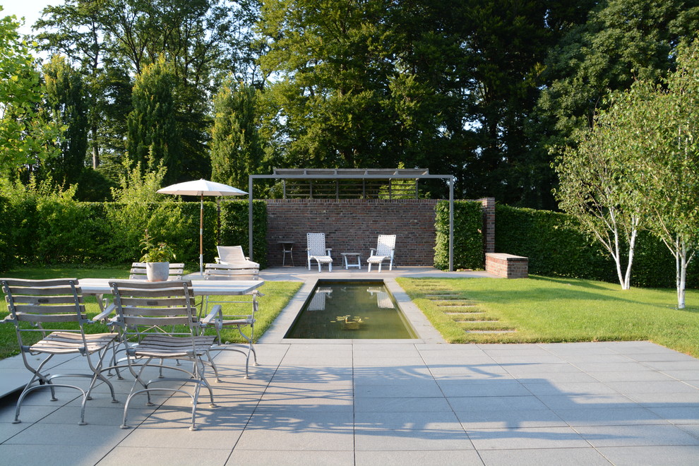 Idee per un grande giardino country esposto a mezz'ombra nel cortile laterale in estate con fontane e pavimentazioni in cemento