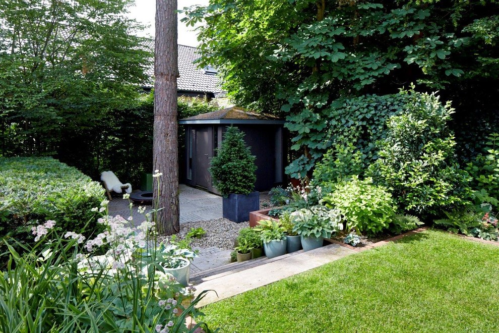 Rustic partial sun garden in Nuremberg with a potted garden and natural stone paving.