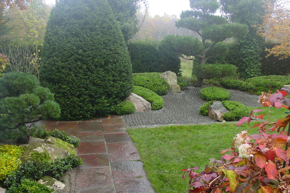 Стильный дизайн: летний сад с прудом среднего размера на заднем дворе в восточном стиле с полуденной тенью и покрытием из каменной брусчатки - последний тренд