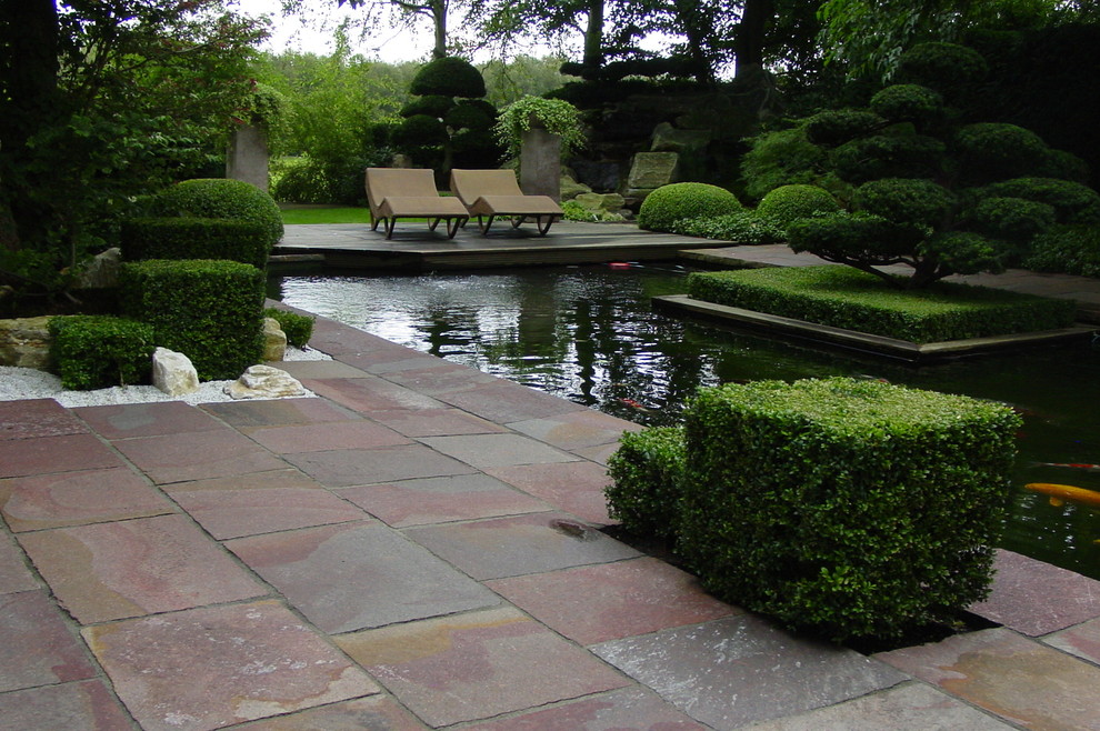 Cette photo montre un jardin latéral asiatique de taille moyenne et l'été avec une exposition partiellement ombragée, des pavés en pierre naturelle et un bassin.