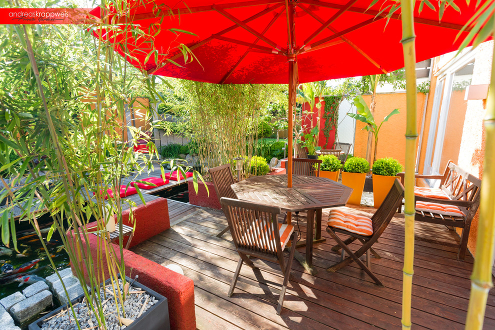 Privater, moderner Garten mit zentralem Koiteich Contemporary