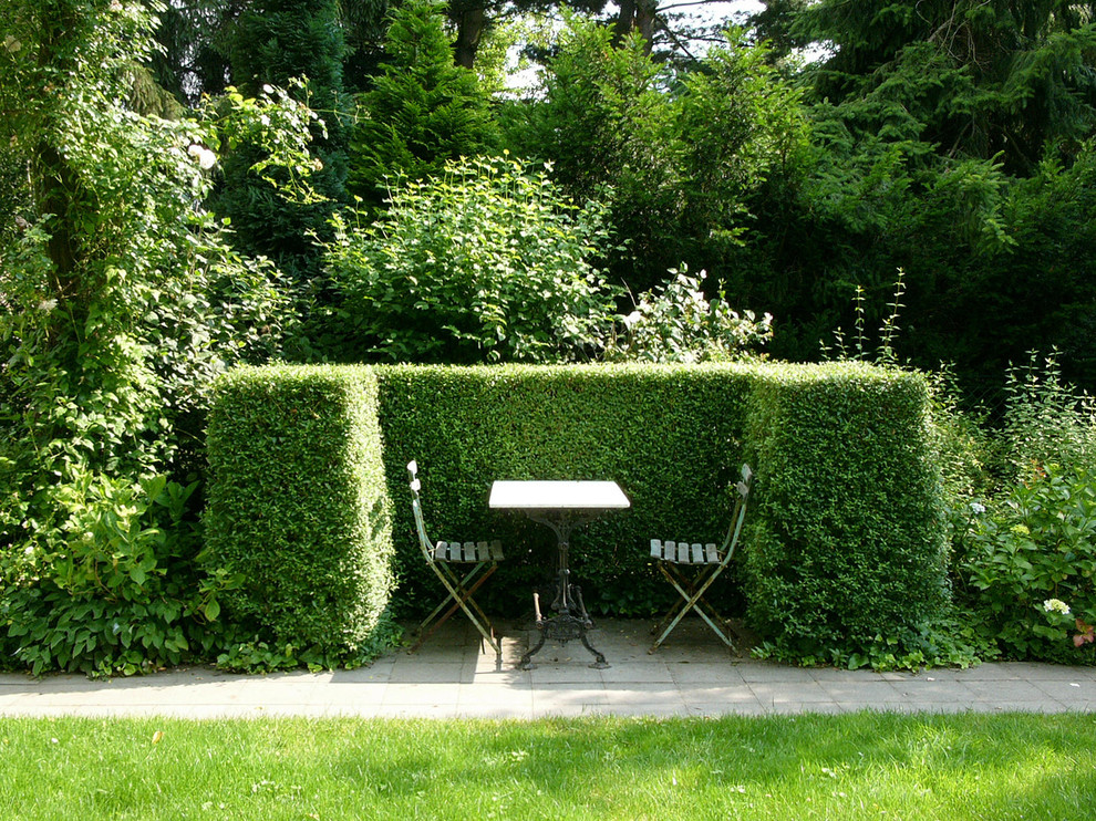 Inspiration for a mid-sized traditional partial sun side yard concrete paver landscaping in Dusseldorf for summer.