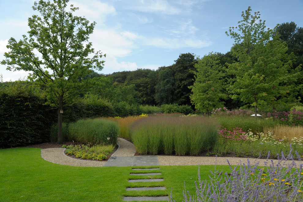 Ispirazione per un giardino classico esposto in pieno sole di medie dimensioni con un ingresso o sentiero e ghiaia