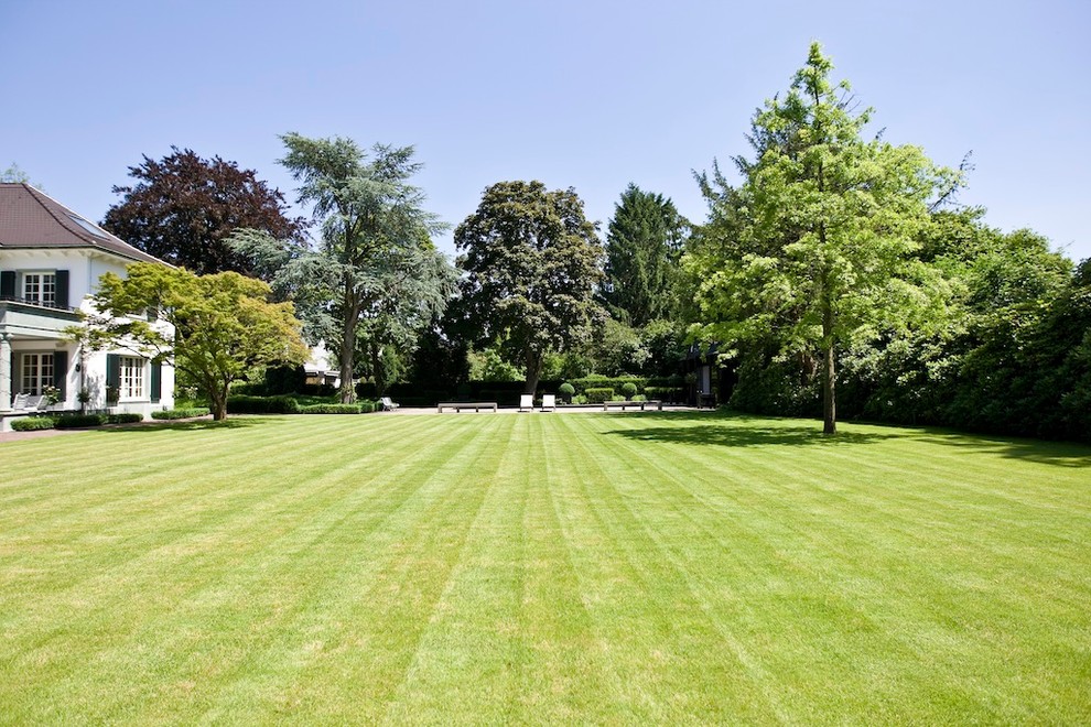 Immagine di un ampio giardino design esposto in pieno sole