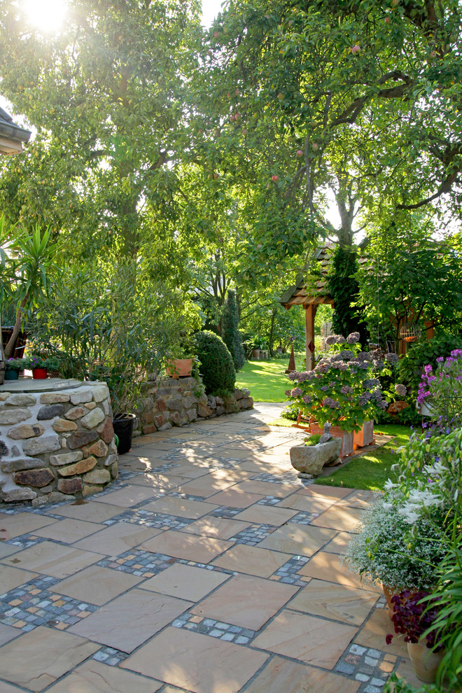 Идея дизайна: большой тенистый, летний участок и сад на заднем дворе в классическом стиле с садовой дорожкой или калиткой и покрытием из каменной брусчатки