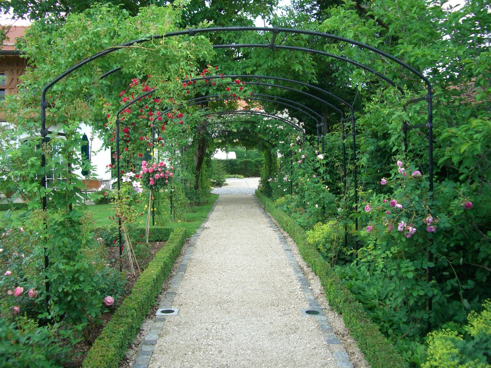 Idées déco pour un grand jardin avec pergola latéral campagne au printemps avec du gravier et une exposition partiellement ombragée.