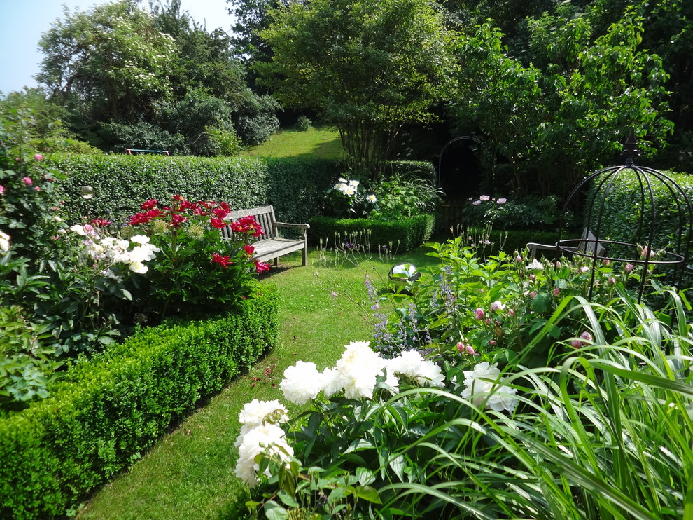 Свежая идея для дизайна: летний участок и сад среднего размера в классическом стиле с полуденной тенью - отличное фото интерьера