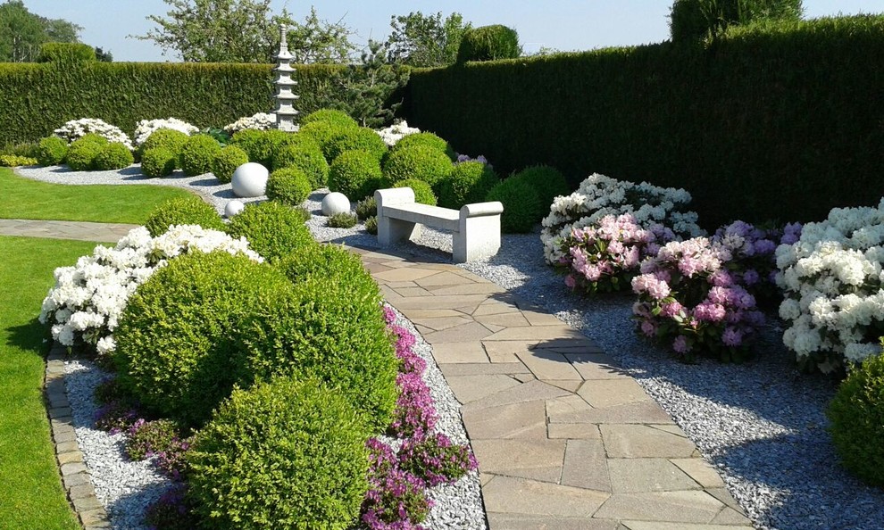 Modelo de camino de jardín de estilo zen grande en verano con exposición total al sol y adoquines de piedra natural
