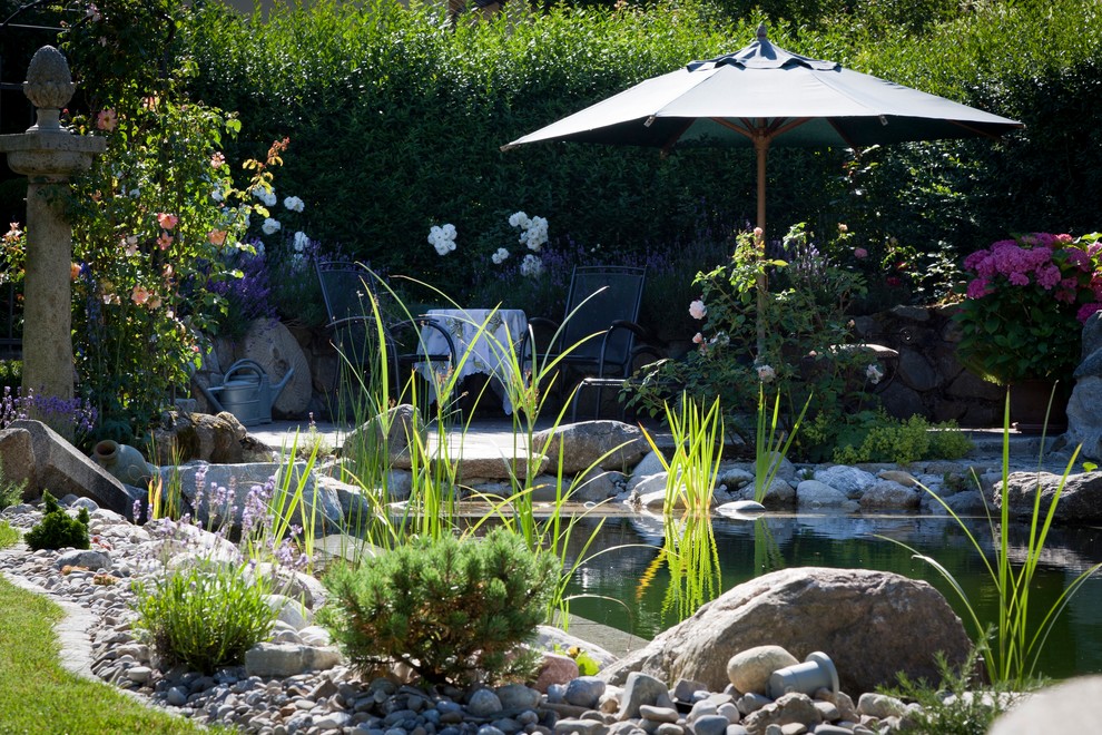 Immagine di un giardino classico esposto a mezz'ombra di medie dimensioni con pavimentazioni in pietra naturale
