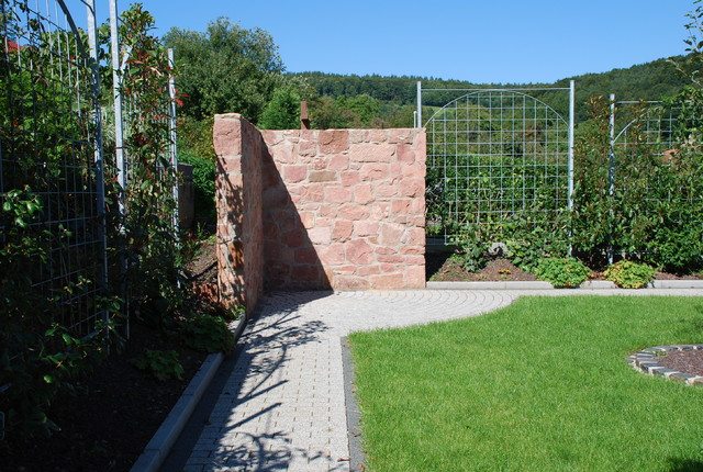 Sandsteinmauer mit begrüntem Sichtschutz Modern Garten Frankfurt