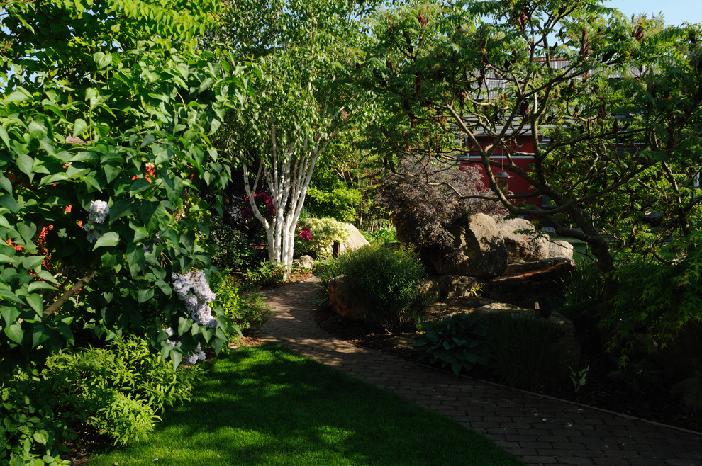 Пример оригинального дизайна: летний, тенистый участок и сад на боковом дворе в современном стиле с садовой дорожкой или калиткой и мощением клинкерной брусчаткой