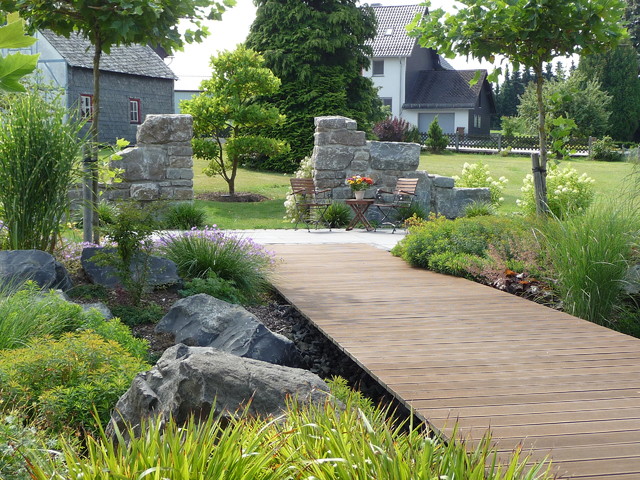 schöner Garten mit Natursteinmauer Traditional Garden Frankfurt