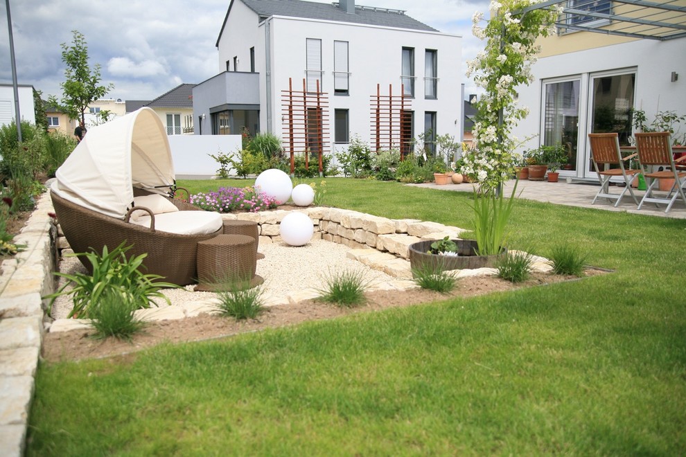 Idéer för en mellanstor modern bakgård i full sol på sommaren, med en vertikal trädgård och grus