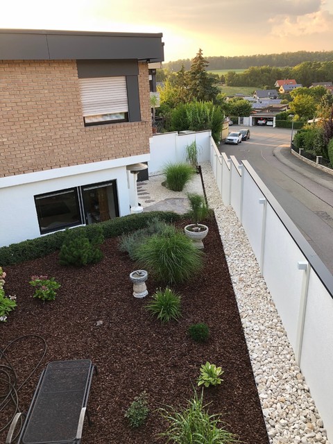 Sichtschutz für BauhausBungalow am Hang Minimalistisch Garten