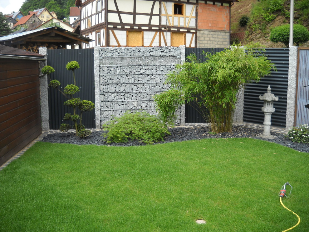 Geometrische, Kleine, Halbschattige Moderne Pflanzenwand im Sommer, neben dem Haus mit Natursteinplatten in Frankfurt am Main
