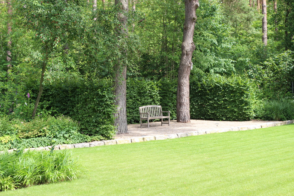 Idée de décoration pour un grand jardin arrière design avec une exposition ensoleillée et du gravier.