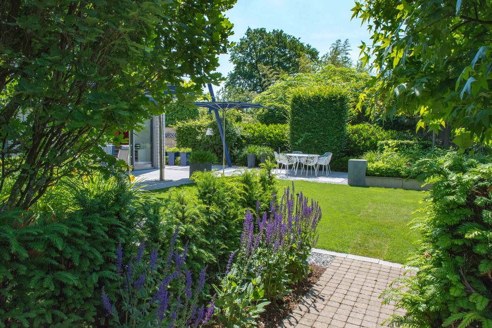 Ispirazione per un piccolo giardino formale design esposto a mezz'ombra dietro casa in primavera con un ingresso o sentiero e pavimentazioni in pietra naturale