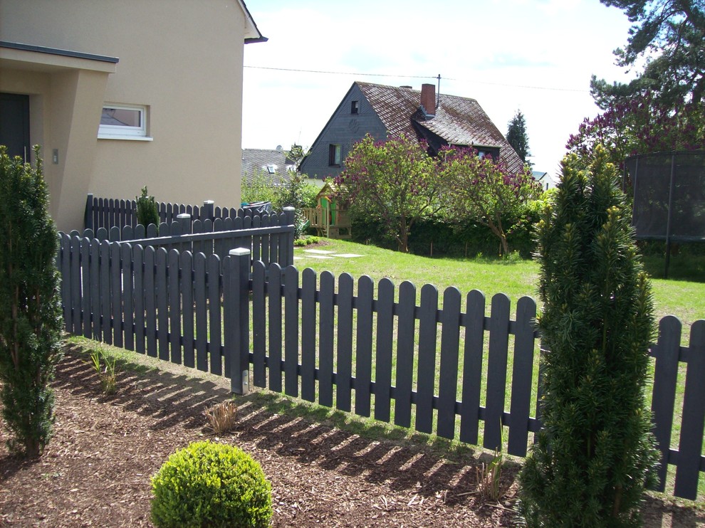 На фото: большой участок и сад на переднем дворе в современном стиле