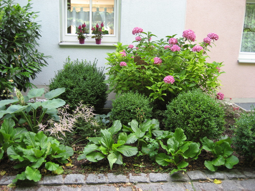 Ispirazione per un piccolo giardino tradizionale in ombra davanti casa in estate con pavimentazioni in pietra naturale