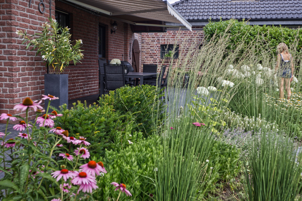 Mittelgroßer Shabby-Style Garten im Sommer mit Blumenbeet und direkter Sonneneinstrahlung in Düsseldorf